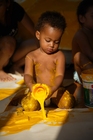 Foton barn med målarfärg