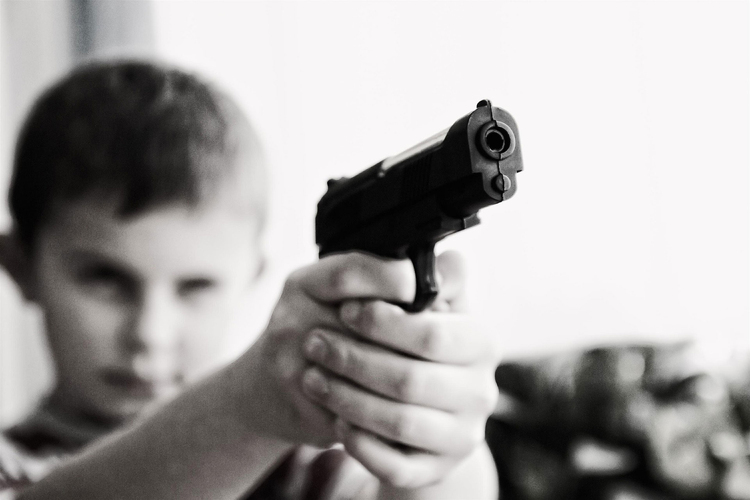 Foto barn med vapen