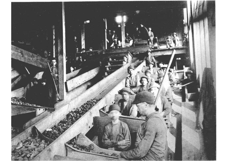 Foto barnarbetare sorterar kol i gruva