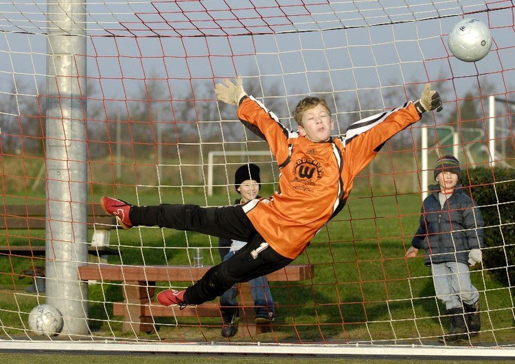 foto-fotboll-m-lvakt-skriv-ut-gratis-bilder-bild-12040