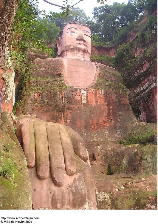 Foto gigantisk staty av Buddha i Leshan