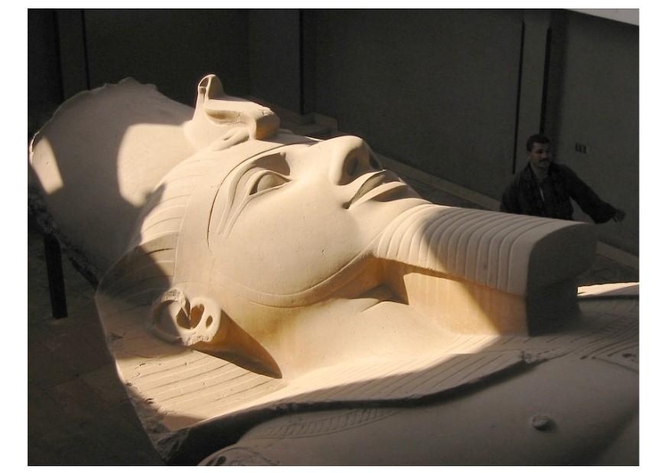 Foto gigantisk staty av Ramses I, Memphis