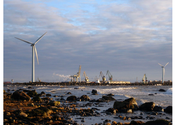 Foto hamn med vindkraftverk