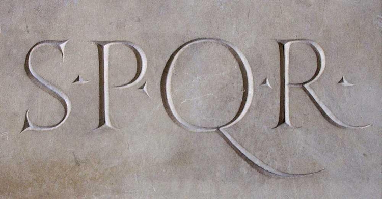 Foto inskription Senatus Populusque Romanus