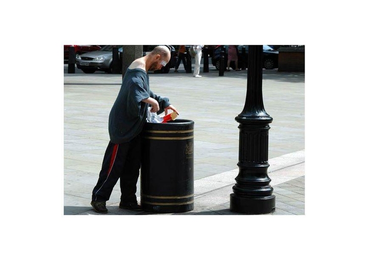 Foto man som letar efter mat i London
