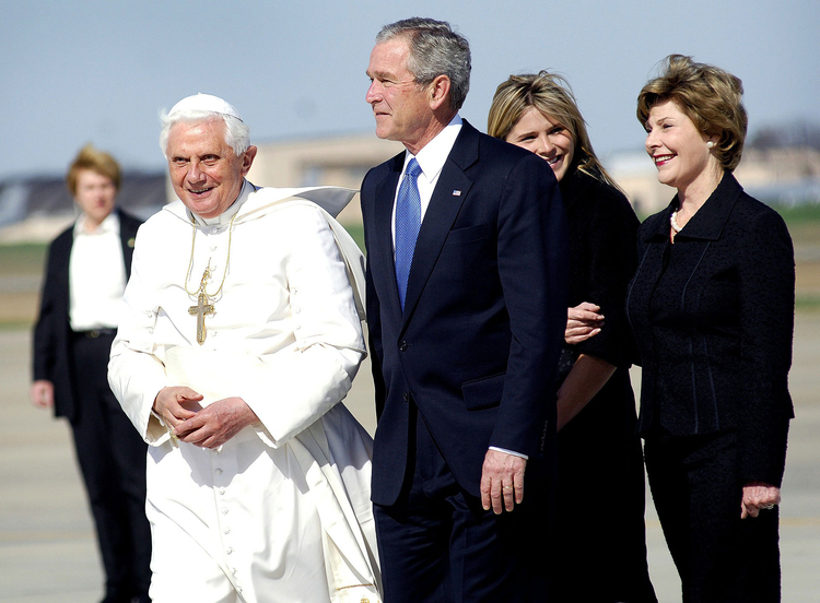 Foto pÃ¥ve Benedict XVI och George W. Bush