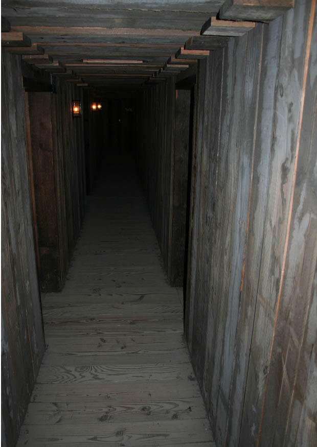 Foto rekonstruktion av korridor i skyddsrum