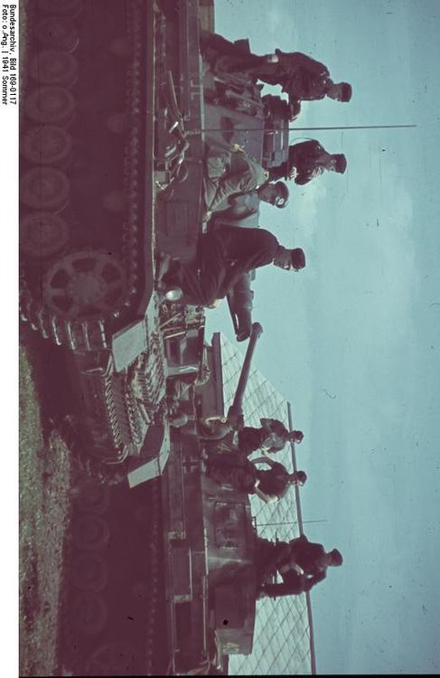 Ryssland - soldater med pansarvagnar