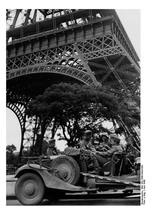 Foto soldater under Eiffeltornet