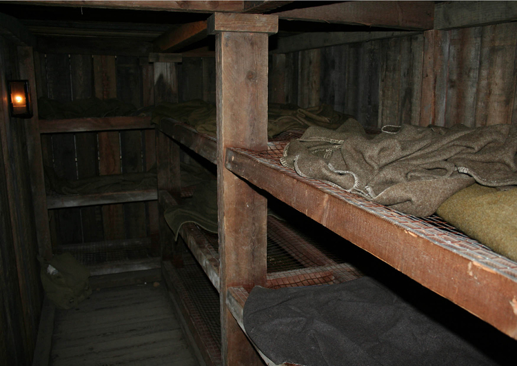 Foto sovplatser i underjordiska skyddsrum