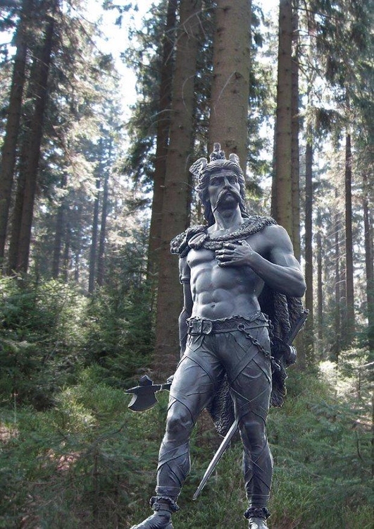 Foto Staty av ambiorix i skogen
