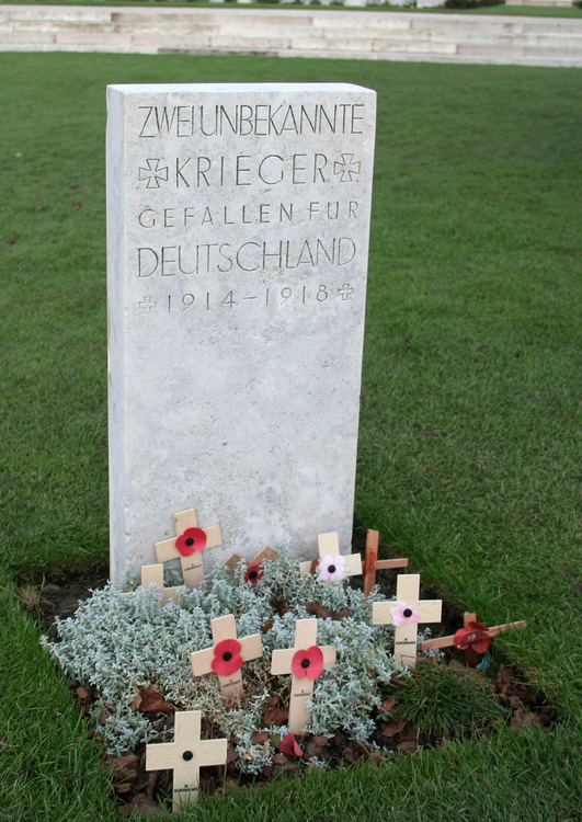 Foto Tyne Cot-kyrkogÃ¥rden, en tysk soldats grav