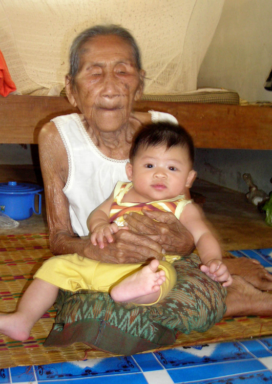 Foto ung och gammal - gammal kvinna med baby
