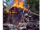 Foton Vietcong- brinnande basläger