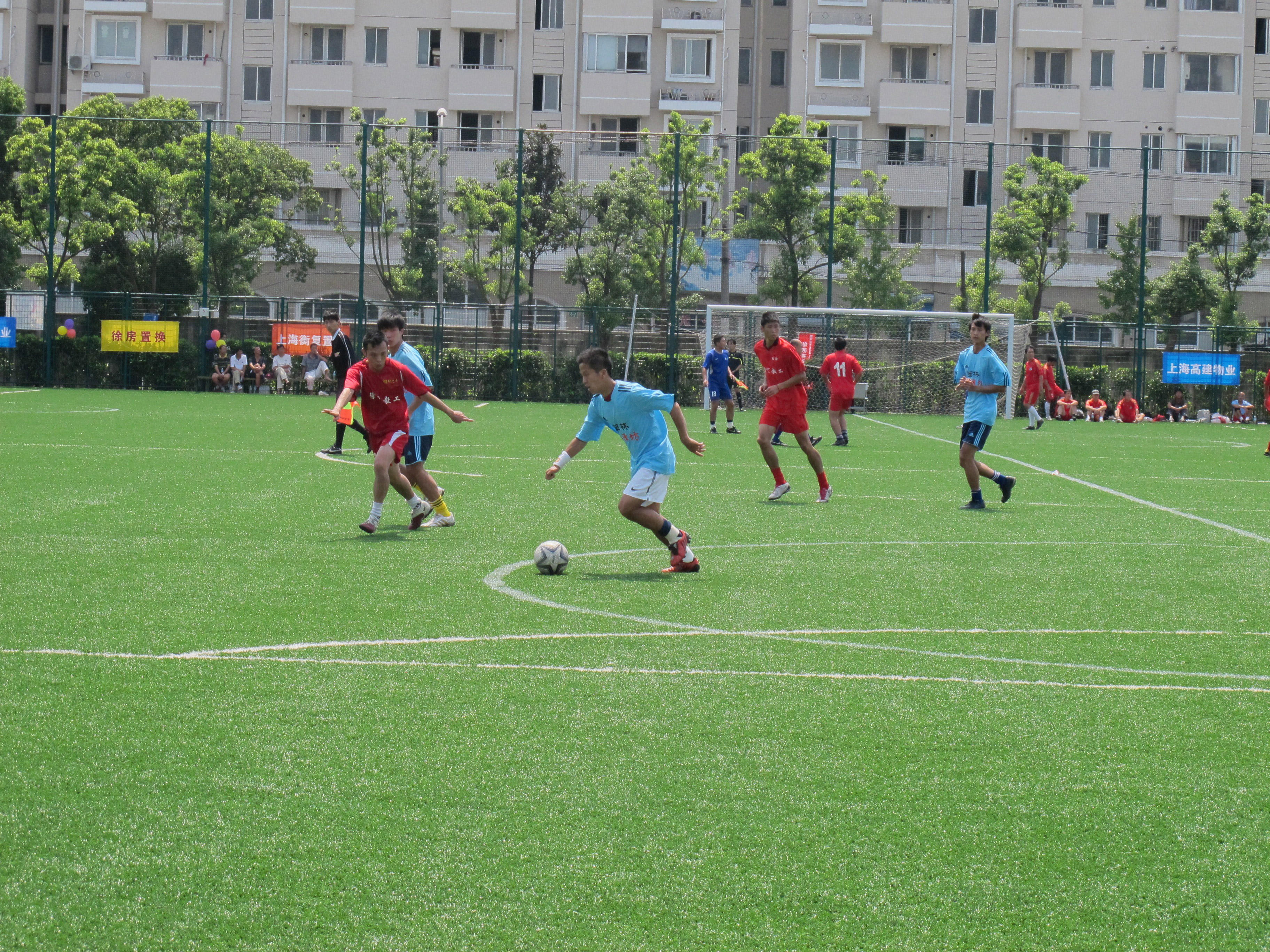 att spela fotboll Foto att spela fotboll