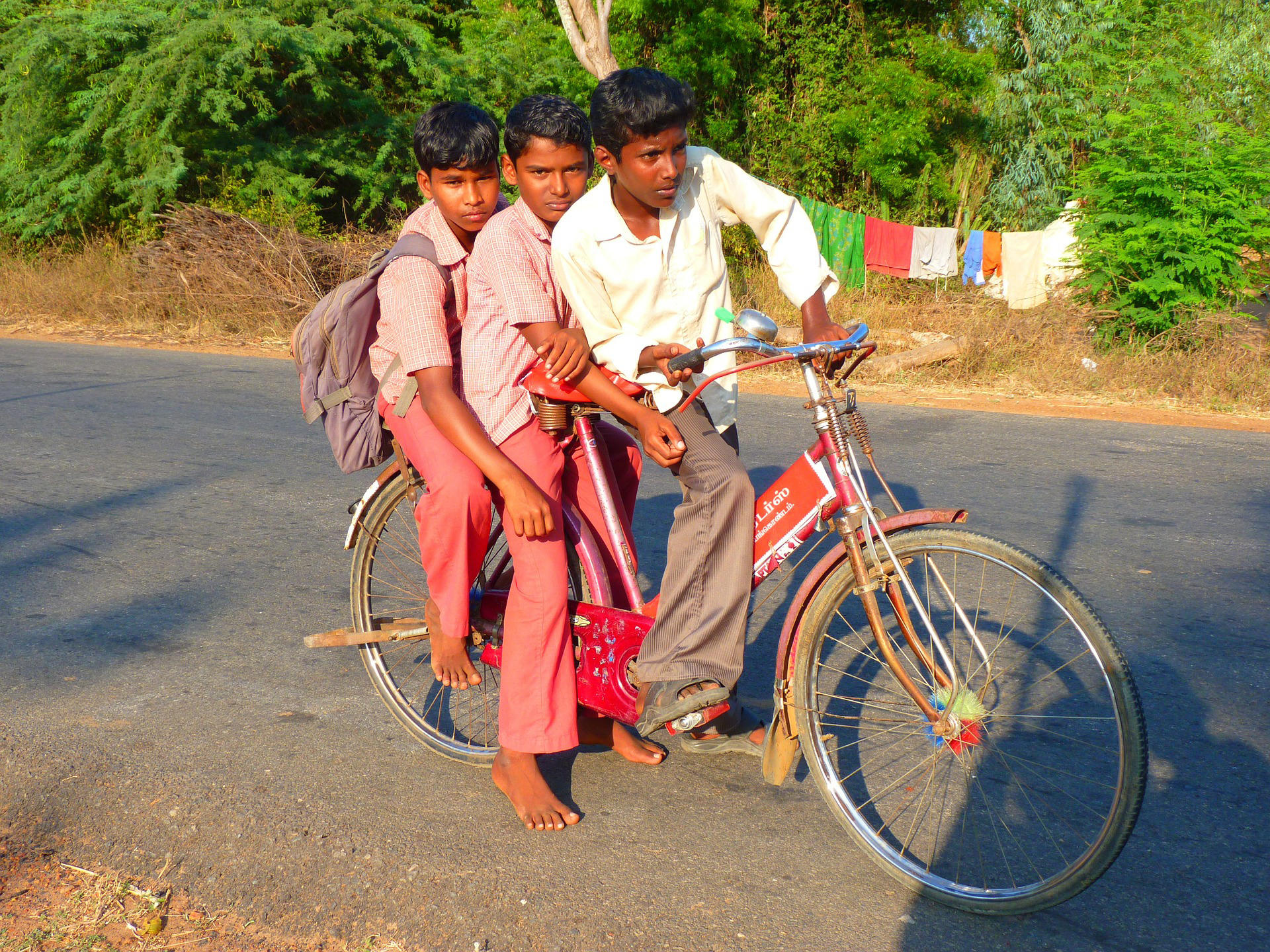 barn pA¥ cykel Foto barn pA¥ cykel