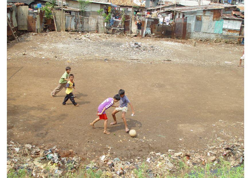 fotboll i jakartas slum Foto fotboll i jakartas slum