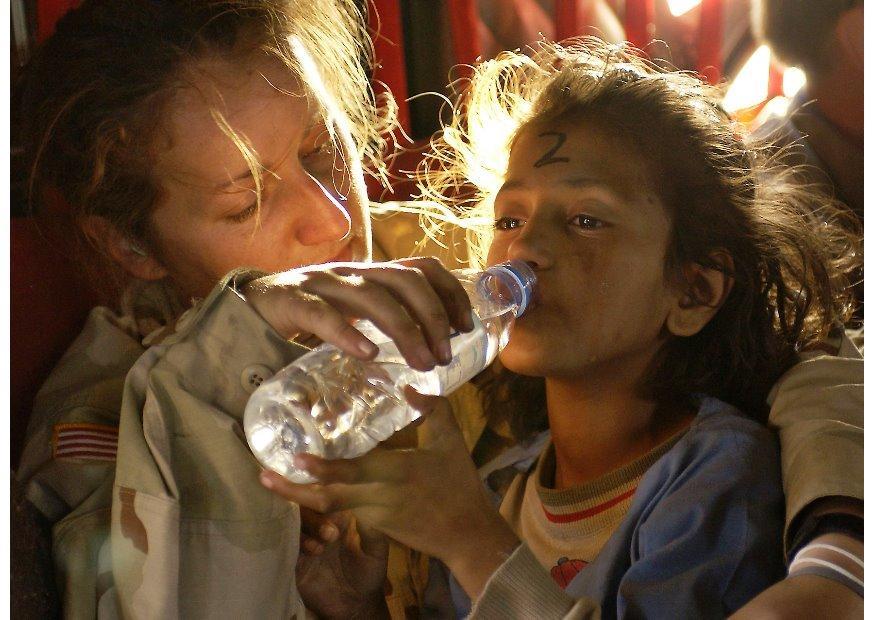 hjA¤lp efter jordbA¤vning i pakistan Foto hjA¤lp efter jordbA¤vning i pakistan