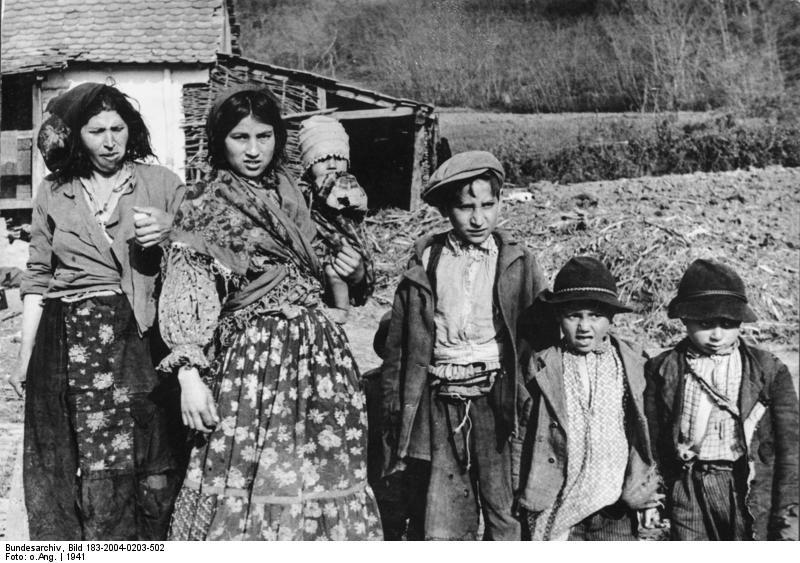 kroatien - romska barn och kvinnor Foto kroatien - romska barn och kvinnor