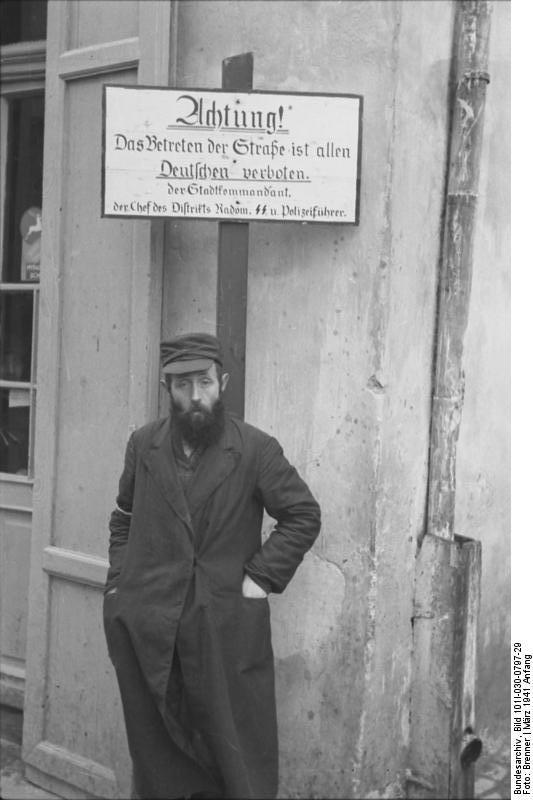 polen - radoms ghetto - jude vid fA¶rbudsskylt Foto polen - radoms ghetto - jude vid fA¶rbudsskylt