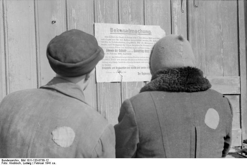 polen - ziechnau - judar vid anslagstavla med meddelande Foto polen - ziechnau - judar vid anslagstavla med meddelande