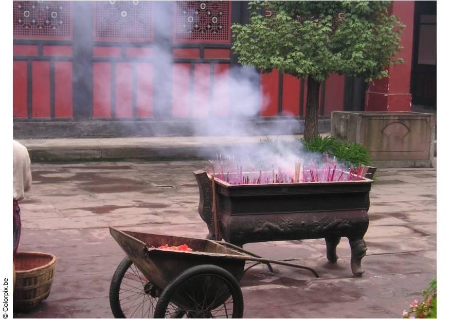 rA¶kelse i chengdutemplet Foto rA¶kelse i chengdutemplet