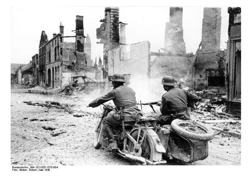 soldater pA¥ motorcykel passerar ruiner i frankrike Foto soldater pA¥ motorcykel passerar ruiner i frankrike