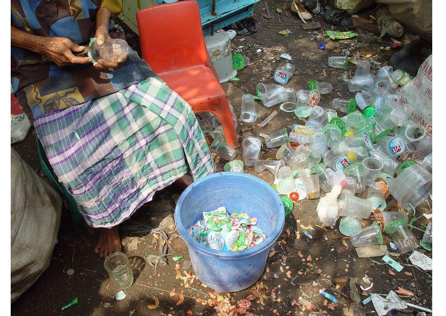 sortering av sopor, slummen i jakarta Foto sortering av sopor, slummen i jakarta